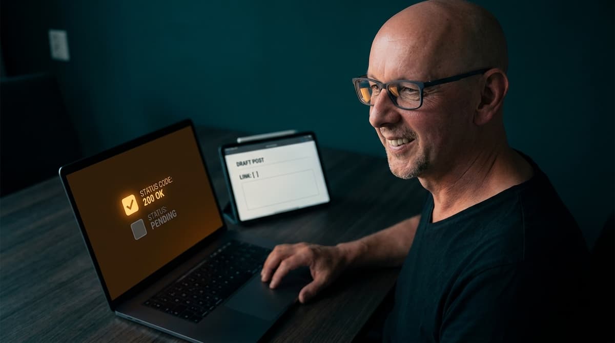 Sven sitzt am Schreibtisch, auf dem Laptop-Bildschirm leuchtet ein Haken neben Statuscode 200, waehrend ein zweiter Punkt grau und ungeprueft bleibt.